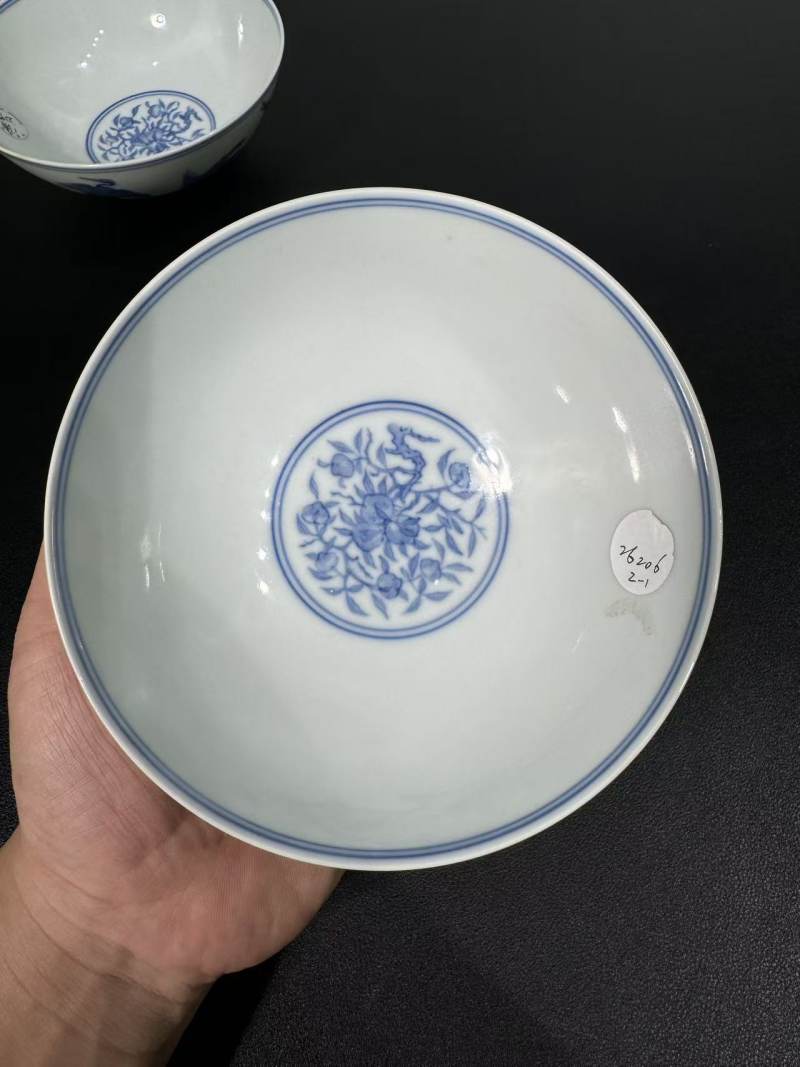清雍正 青花内九桃纹外八鹤碗一对 - 图10