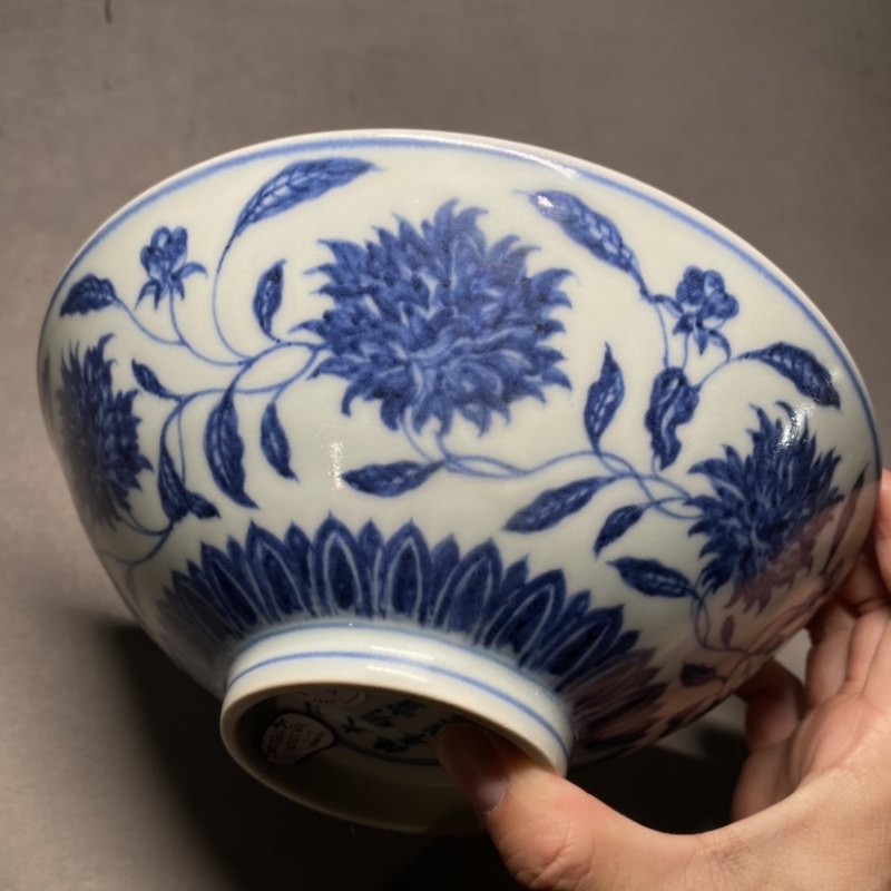 明宣德 内暗花外青花缠枝花卉纹斗笠碗 - 图11