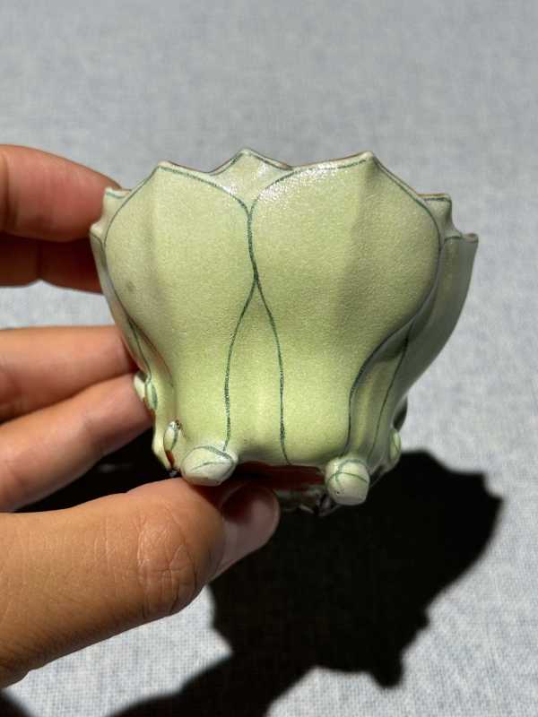 清乾隆 内松石绿外粉彩堆塑玉兰花口杯 - 图6