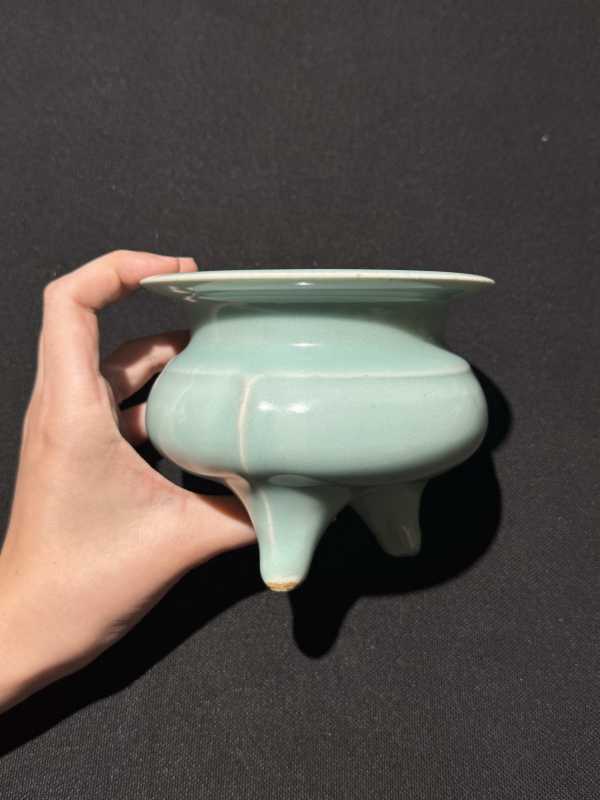 明 梅子青釉鬲式炉 - 图7