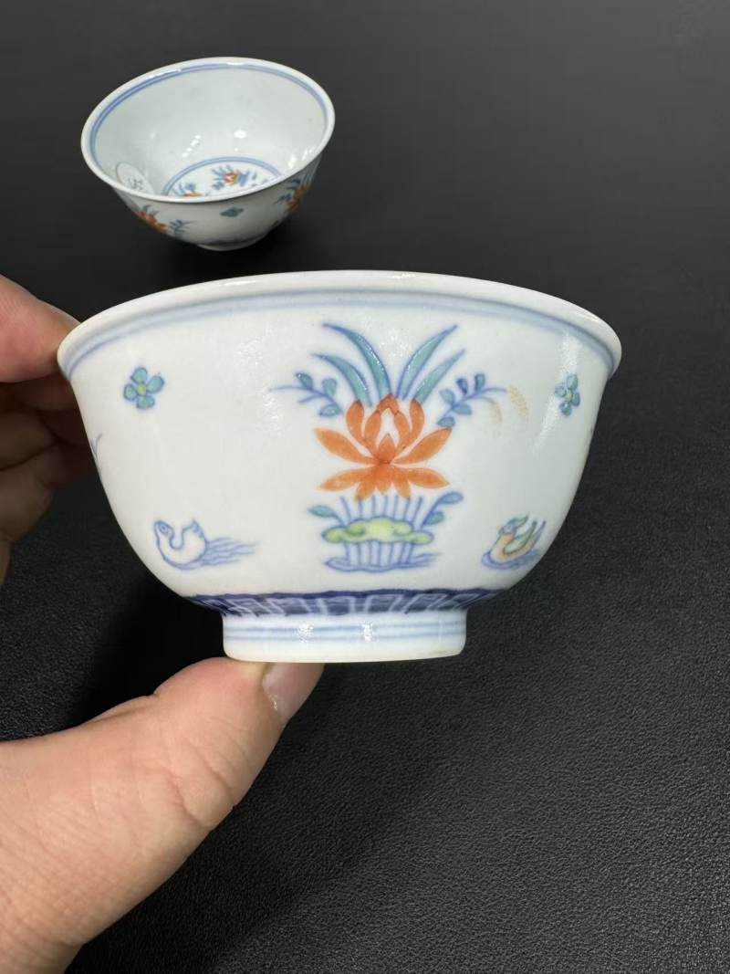 清道光 斗彩荷塘鸳鸯图小碗一对 - 图3