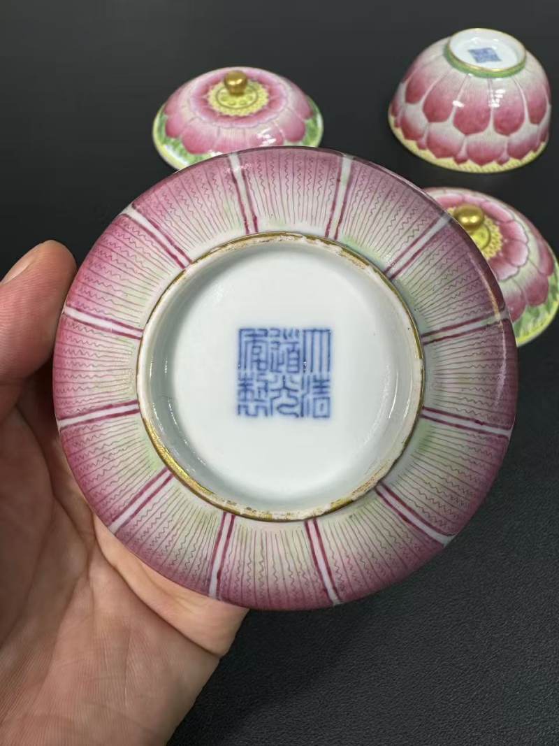 清道光 粉彩描金莲花盖碗一对 - 图12