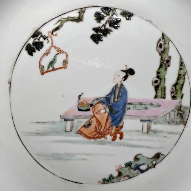 清雍正 粉彩仕女戏鹦图盘 - 图4