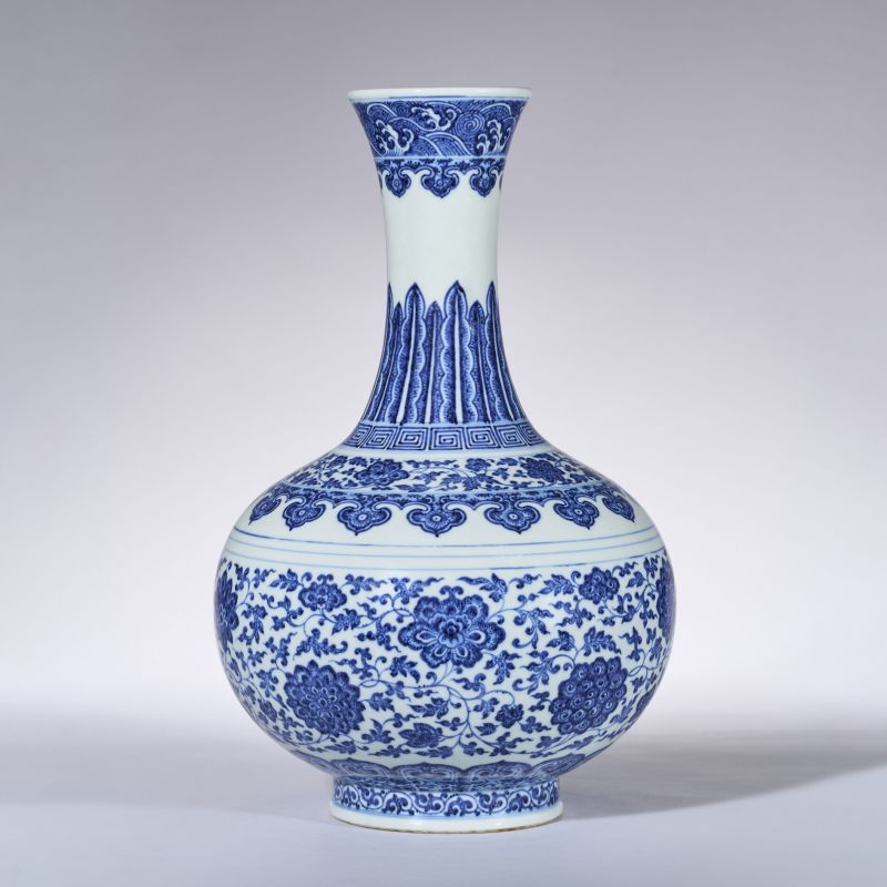 清乾隆 青花缠枝莲纹玉堂春瓶 - 图5
