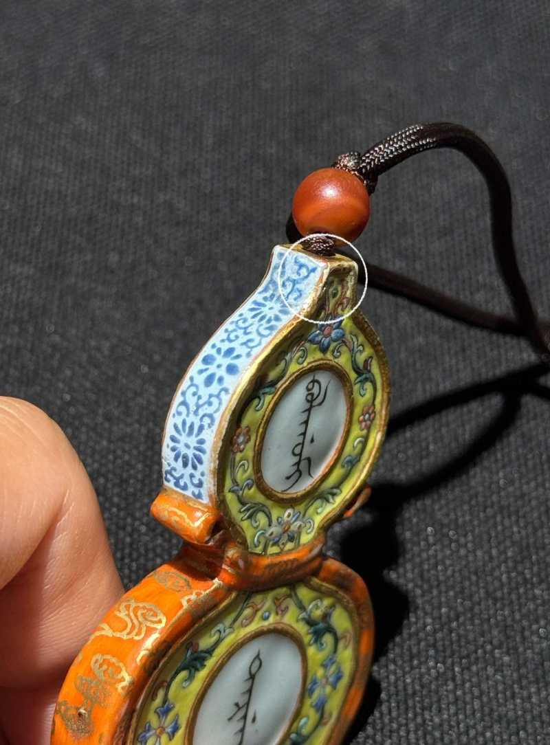 清乾隆 黄地洋彩缠枝花卉描金开光斋戒葫芦佩 - 图11