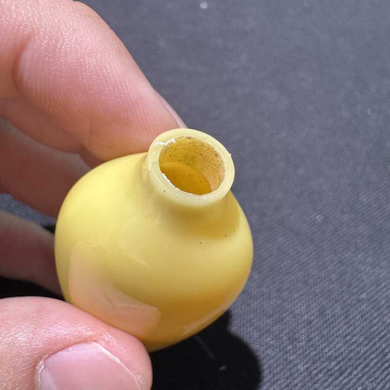 清 鸡油黄料烟壶 - 图2