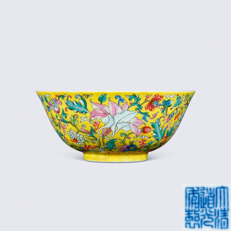 清道光 黄地洋彩缠枝花卉内五蝠纹碗