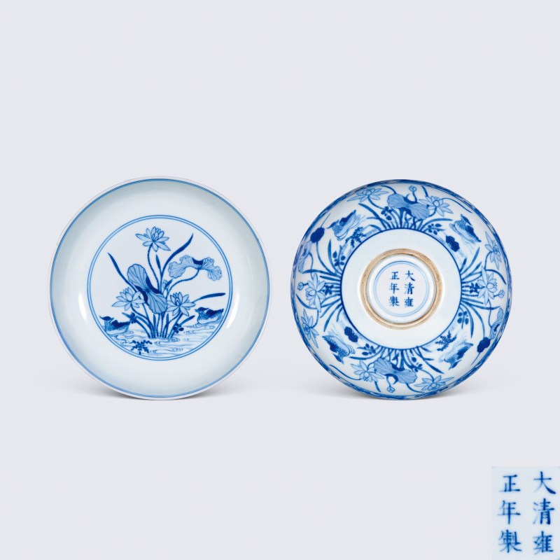 清雍正 青花荷塘鸳鸯卧足盘