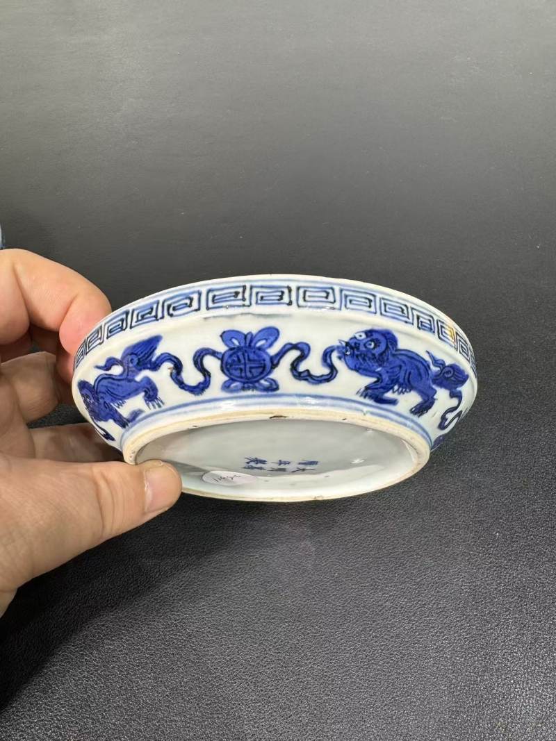 明万历 青花双狮绣球纹盖盒 - 图5