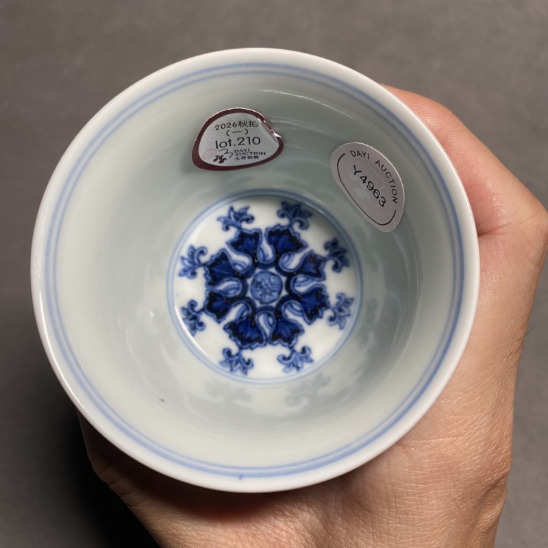 清乾隆 青花缠枝莲托梵文高足杯 - 图10