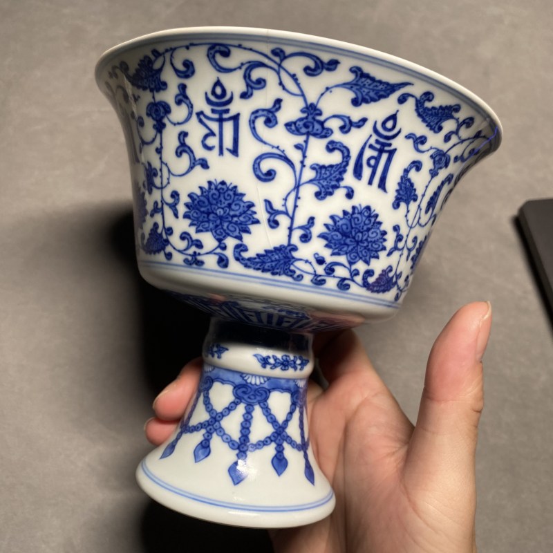 清乾隆 青花缠枝莲托梵文高足杯 - 图11