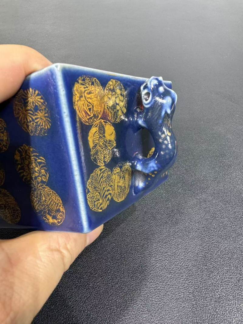 清道光 霁蓝描金皮球花双耳方斗杯 - 图6