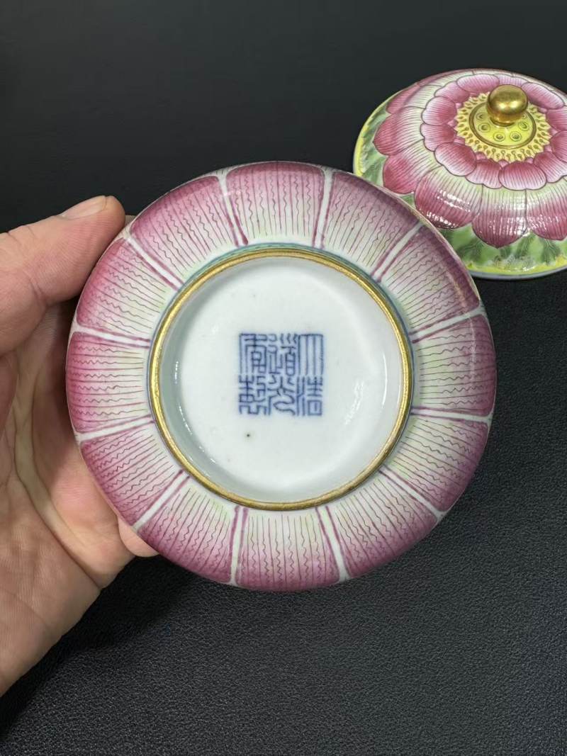 清道光 粉彩描金莲花盖碗一对 - 图13