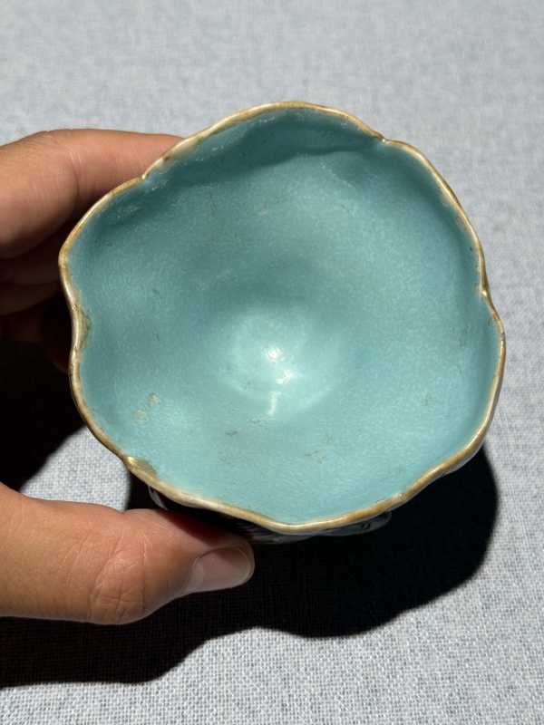 清乾隆 内松石绿外粉彩堆塑英雄独立花型杯 - 图7