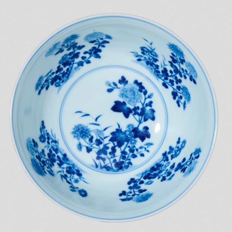 清乾隆 内青花外蓝地轧道洋彩开光重阳菊艳图膳碗 - 图4