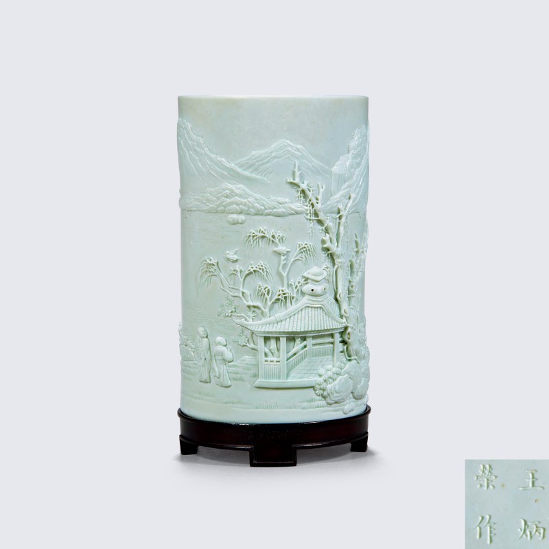 清道光 湖水绿釉刻瓷湖畔寻幽纹笔筒 - 图1