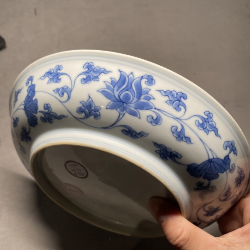 清康熙 仿成窑青花内树石栏杆外缠枝花卉纹盘 - 图9