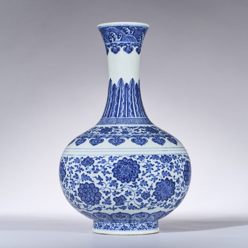 清乾隆 青花缠枝莲纹玉堂春瓶 - 图6