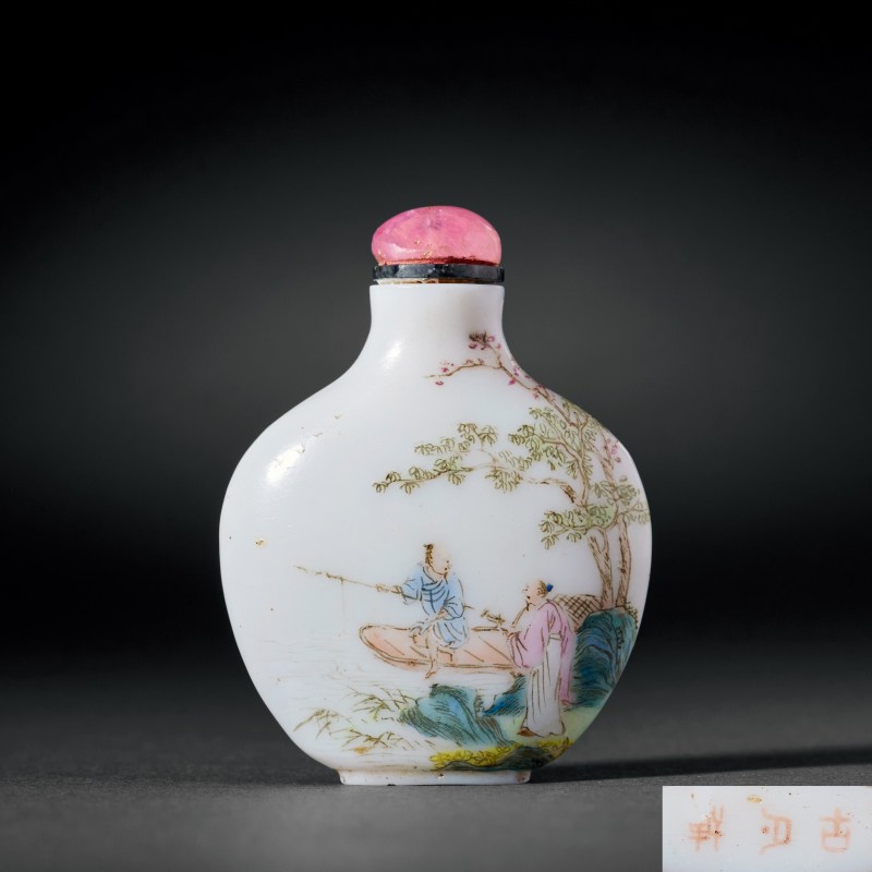 清 料胎画珐琅人物烟壶