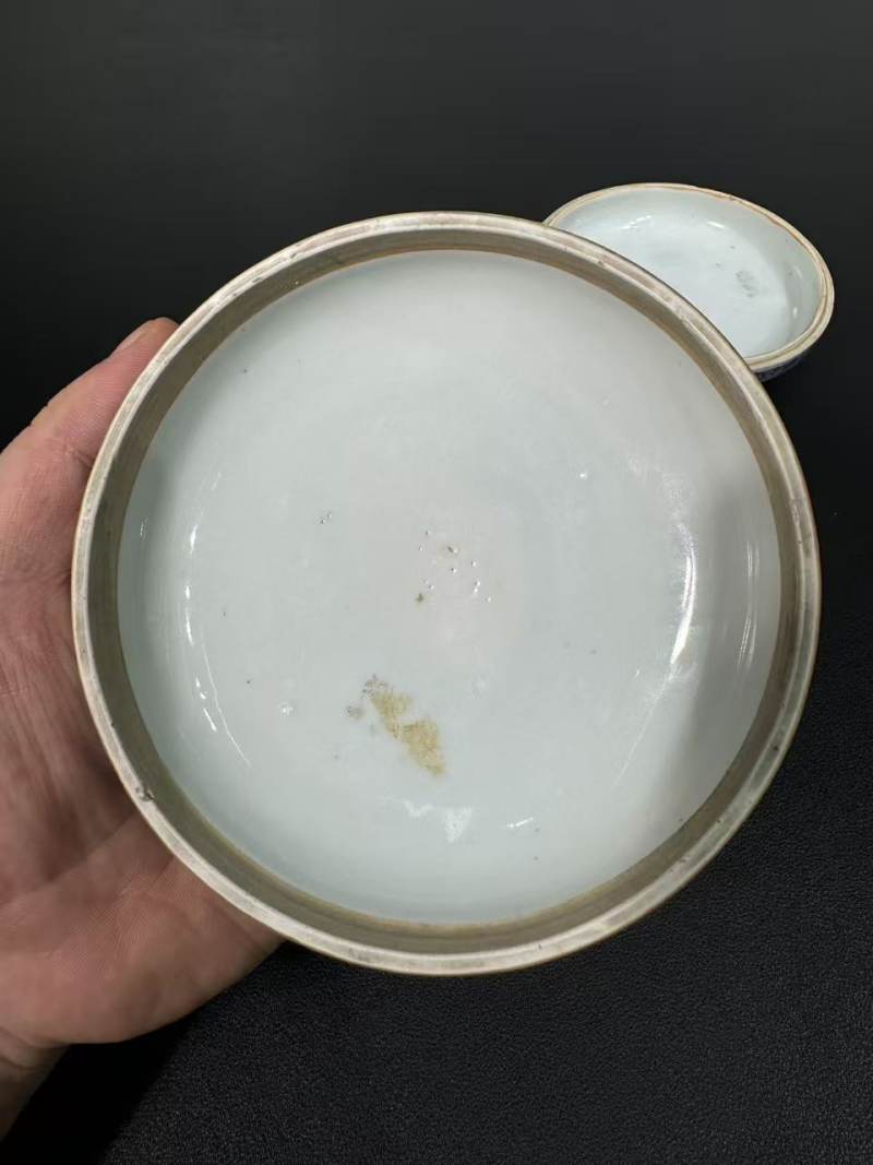 明万历 青花双狮绣球纹盖盒 - 图6