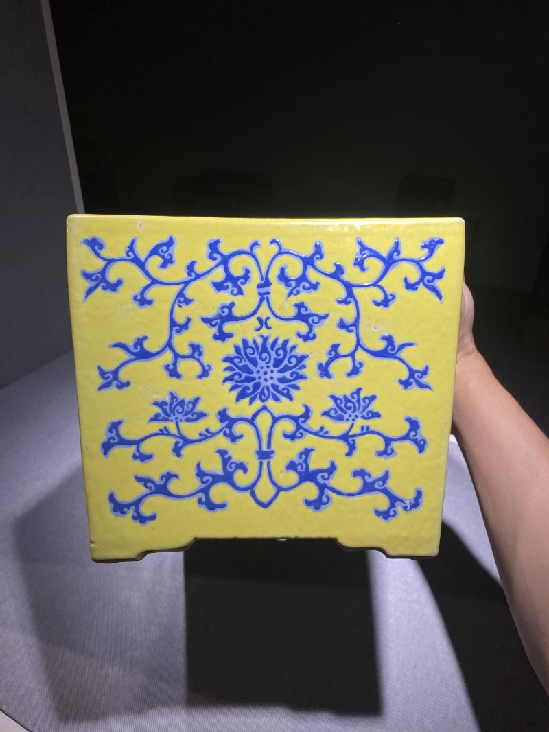 十九世纪 柠檬黄地蓝彩缠枝莲纹花盆一对 - 图6