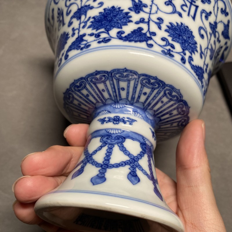 清乾隆 青花缠枝莲托梵文高足杯 - 图12