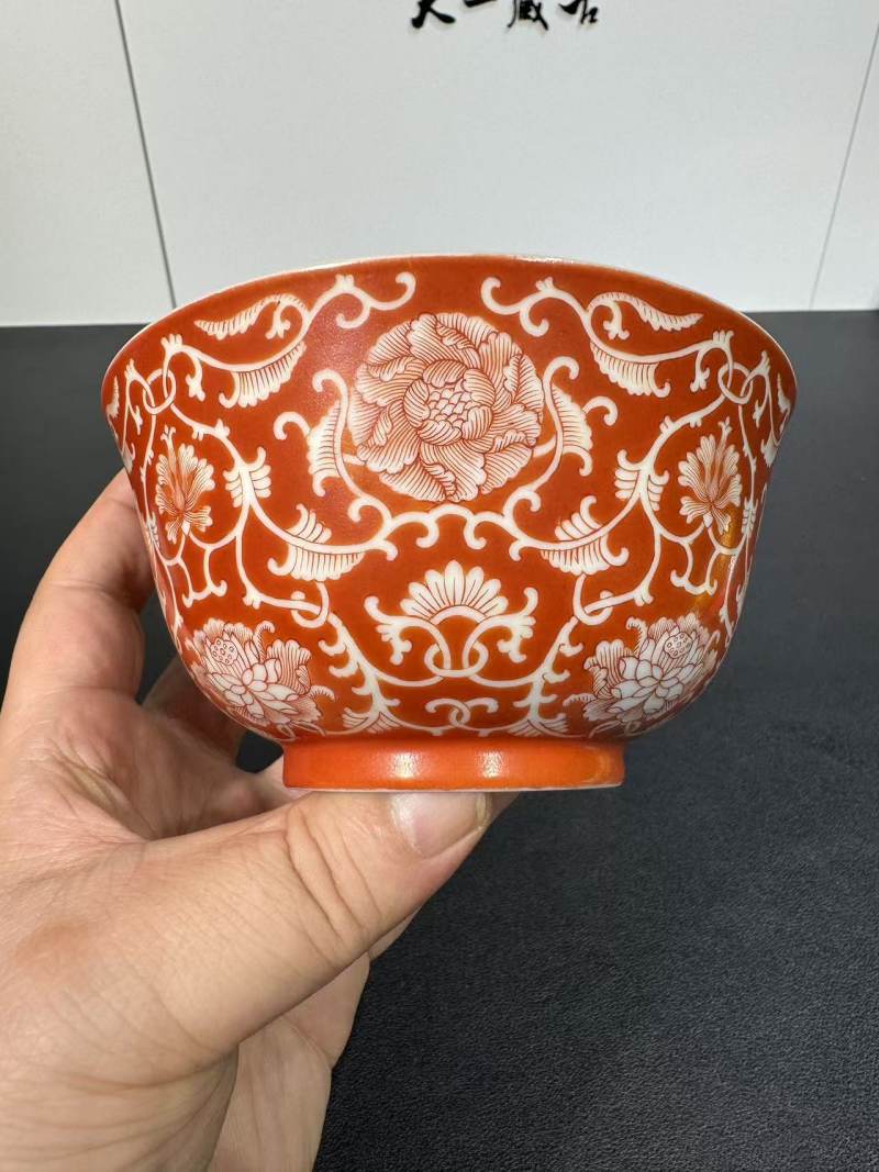 清道光 矾红留白缠枝花卉纹碗 - 图2