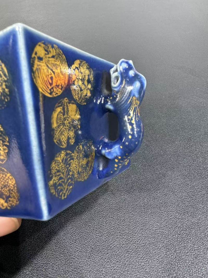 清道光 霁蓝描金皮球花双耳方斗杯 - 图7