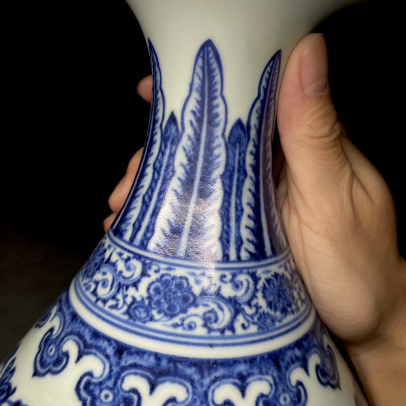 清乾隆 青花缠枝莲纹玉壶春瓶 - 图18