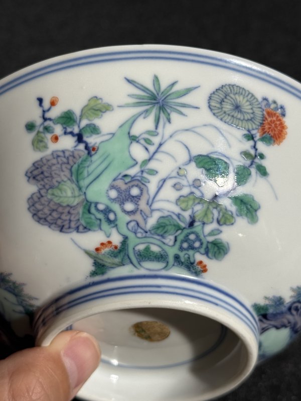 清雍正 斗彩内荷塘鸳鸯外洞石花卉纹碗 - 图12