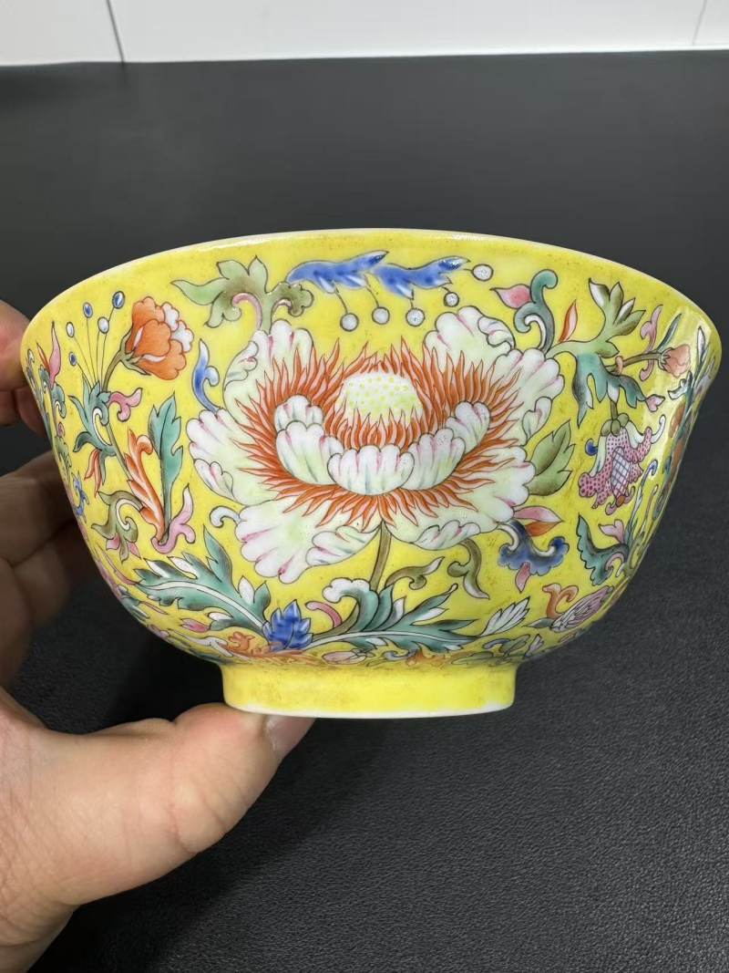 清道光 黄地洋彩缠枝花卉内五蝠纹碗 - 图2