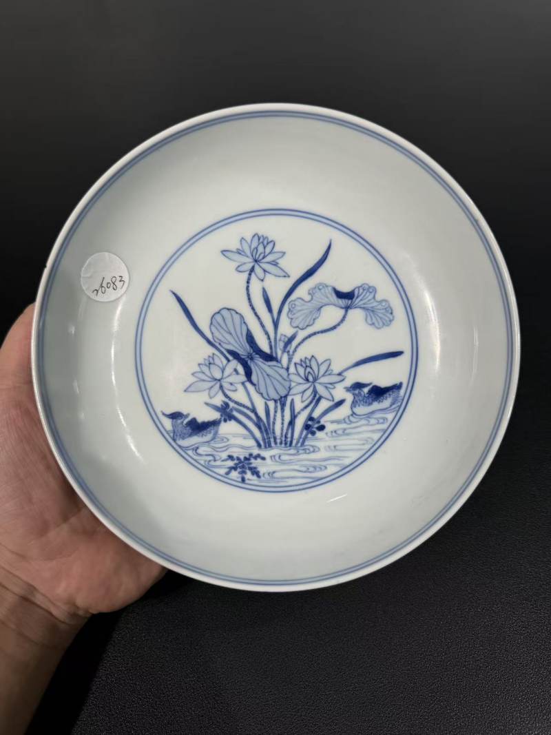 清雍正 青花荷塘鸳鸯卧足盘 - 图2