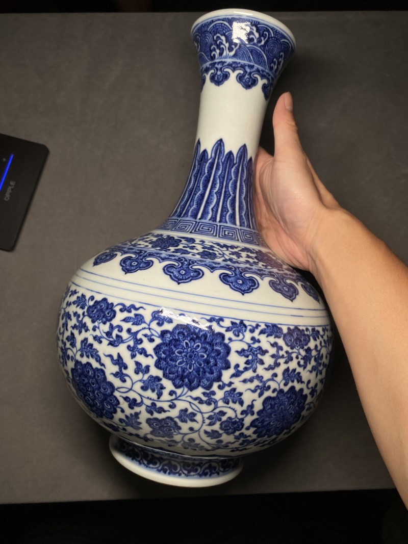 清乾隆 青花缠枝莲纹玉堂春瓶 - 图7