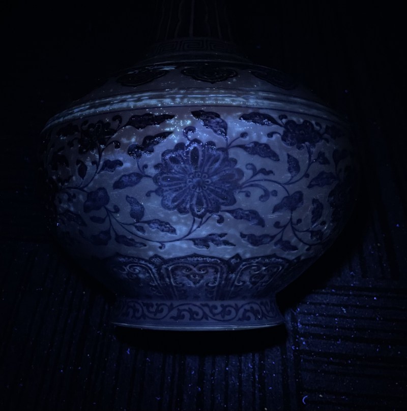 清嘉庆 青花缠枝莲纹玉堂春瓶 - 图14