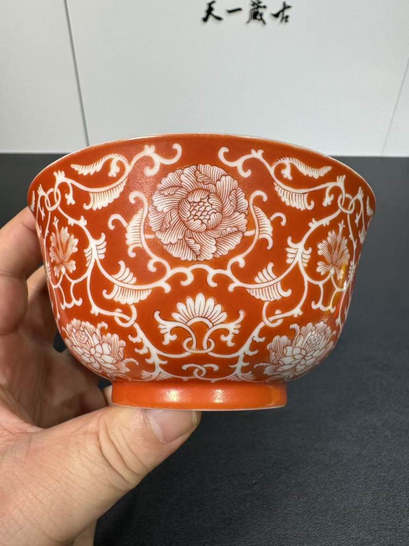 清道光 矾红留白缠枝花卉纹碗 - 图3