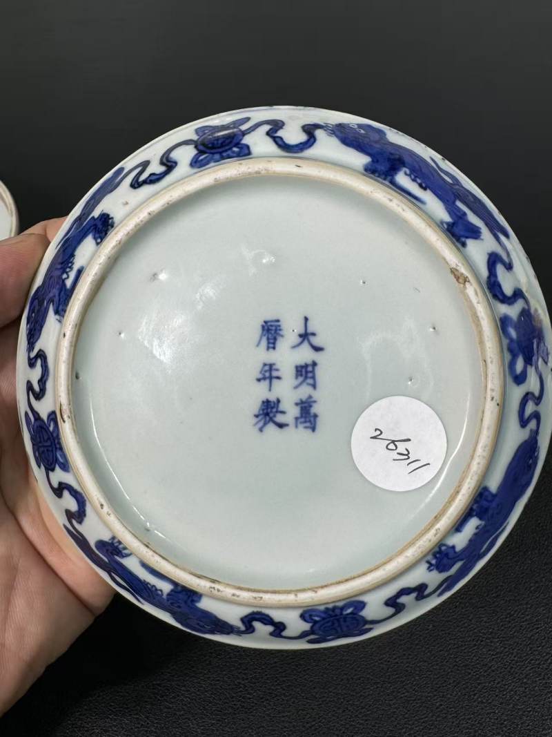 明万历 青花双狮绣球纹盖盒 - 图7