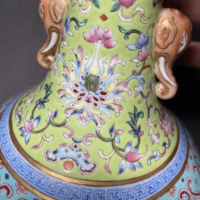 清嘉庆 洋彩榴开百子图象耳瓶 - 图15