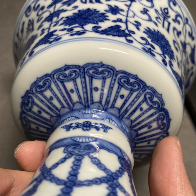 清乾隆 青花缠枝莲托梵文高足杯 - 图13