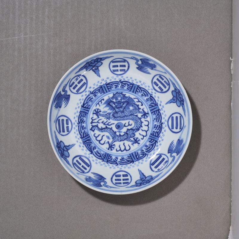 清光绪 青花云鹤八卦龙纹盘一对 - 图3