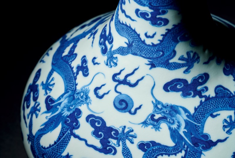 清嘉庆 青花九龙闹海图长颈瓶 - 图4
