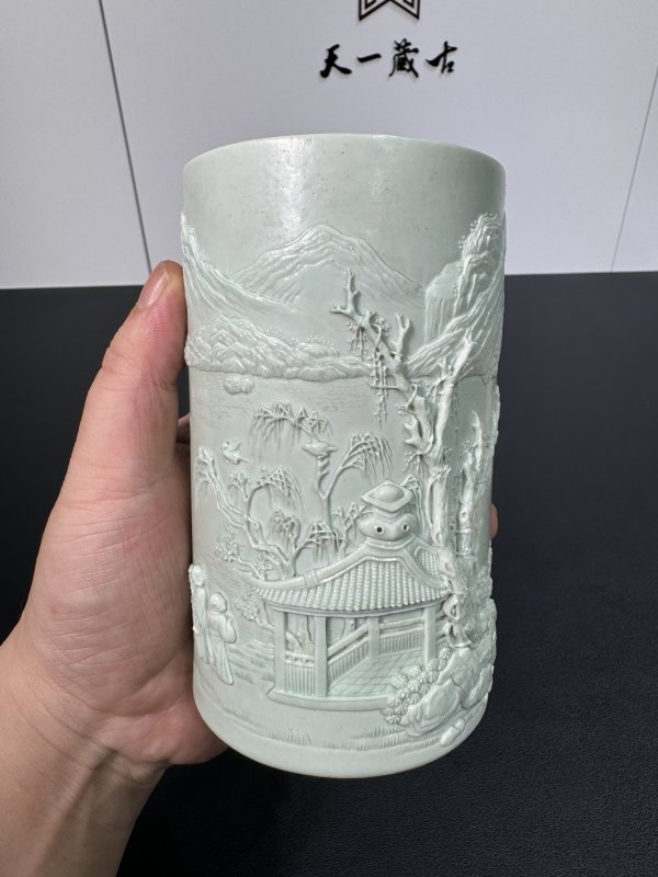 清道光 湖水绿釉刻瓷湖畔寻幽纹笔筒 - 图2