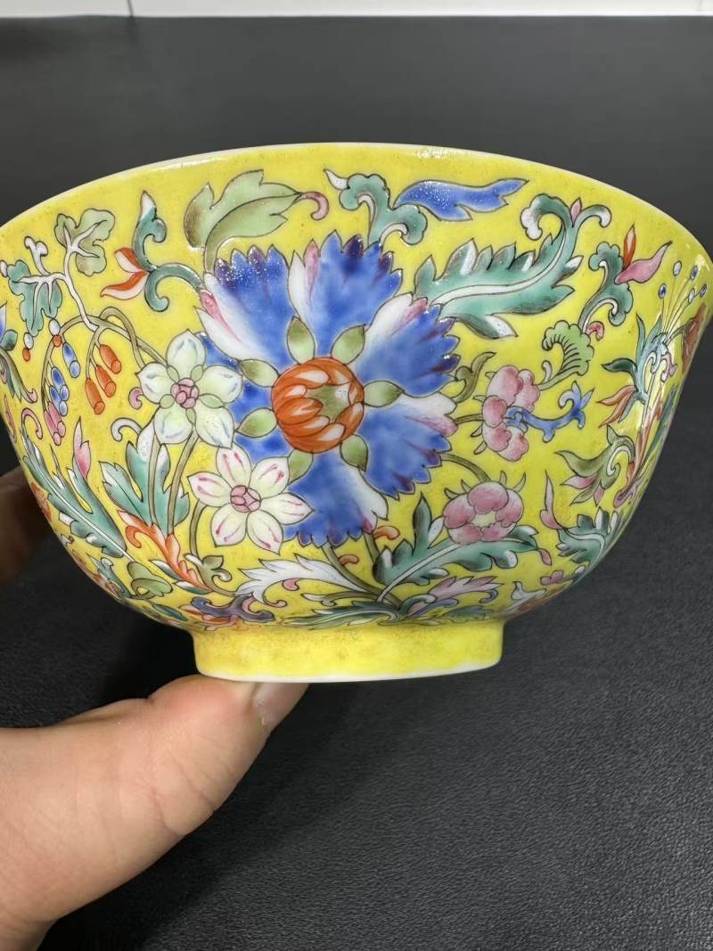 清道光 黄地洋彩缠枝花卉内五蝠纹碗 - 图3