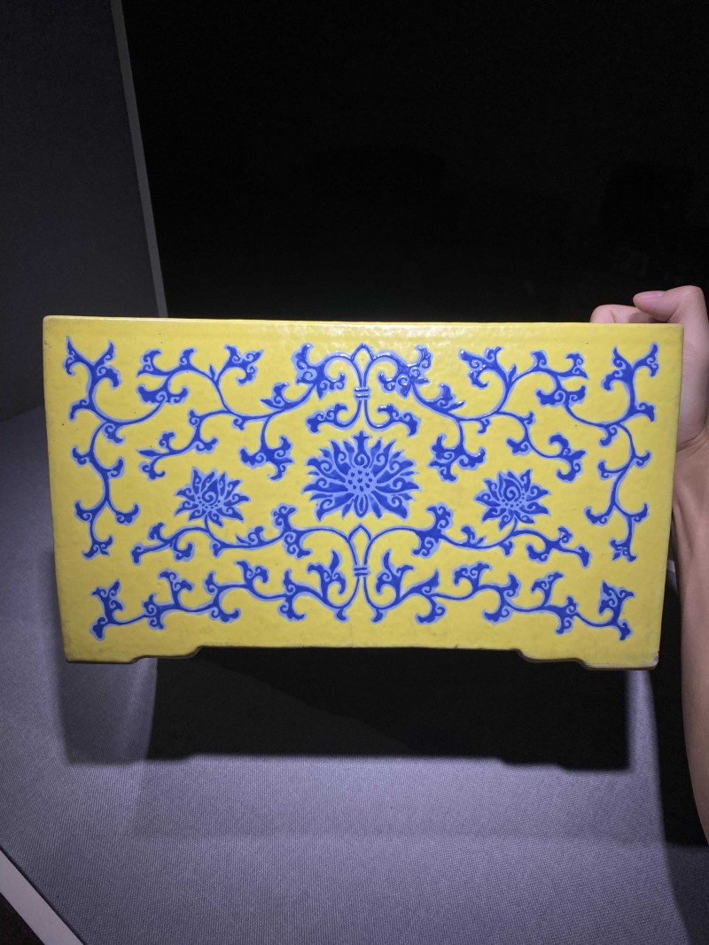 十九世纪 柠檬黄地蓝彩缠枝莲纹花盆一对 - 图7
