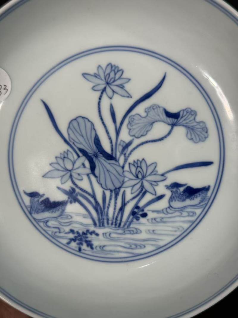清雍正 青花荷塘鸳鸯卧足盘 - 图3