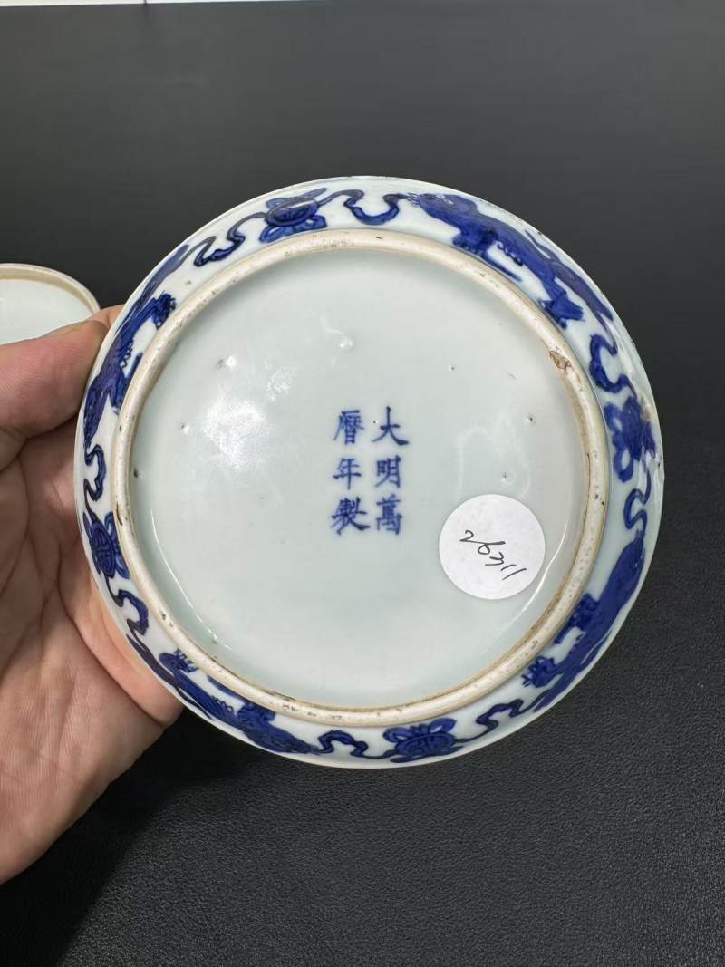 明万历 青花双狮绣球纹盖盒 - 图8