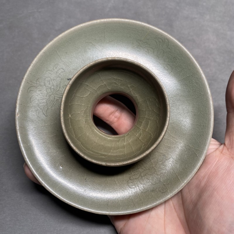 明 青釉暗刻花卉纹盏托 - 图4