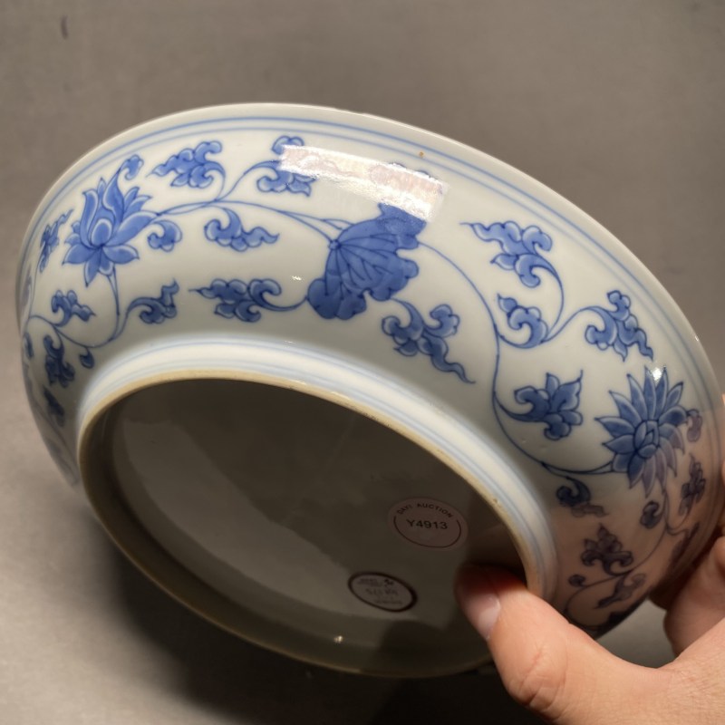 清康熙 仿成窑青花内树石栏杆外缠枝花卉纹盘 - 图11