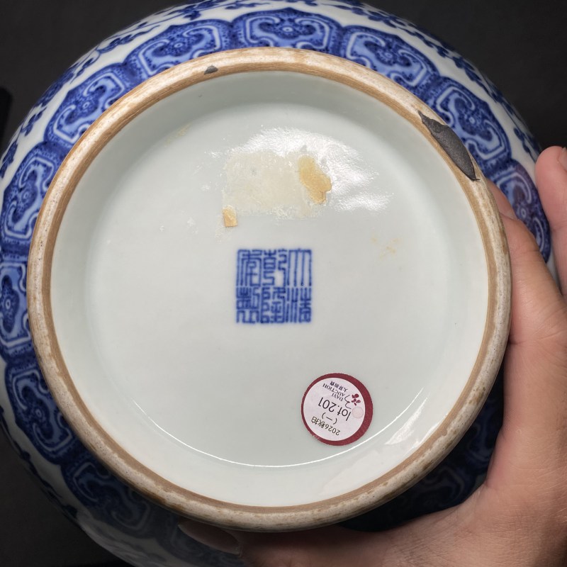 清乾隆 青花缠枝莲纹玉堂春瓶 - 图8