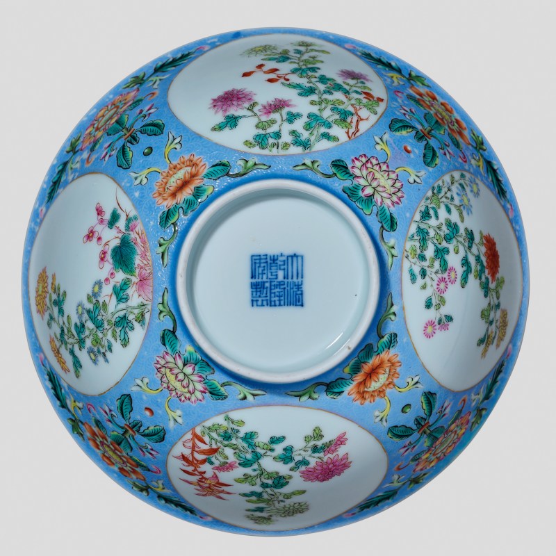 清乾隆 内青花外蓝地轧道洋彩开光重阳菊艳图膳碗 - 图5