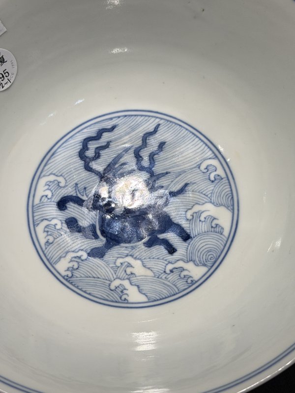 清道光 青花海水八怪图碗一对 - 图16